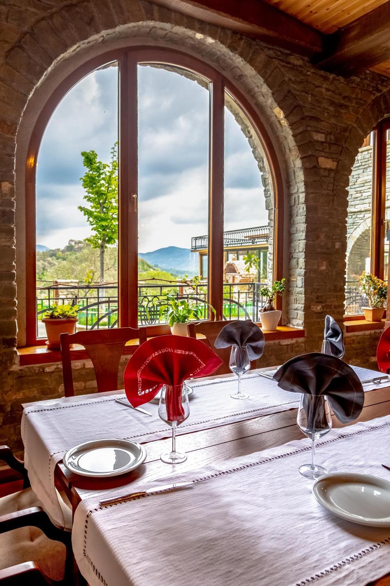 Hotel Restaurant Emblema Petrele Ngoại thất bức ảnh
