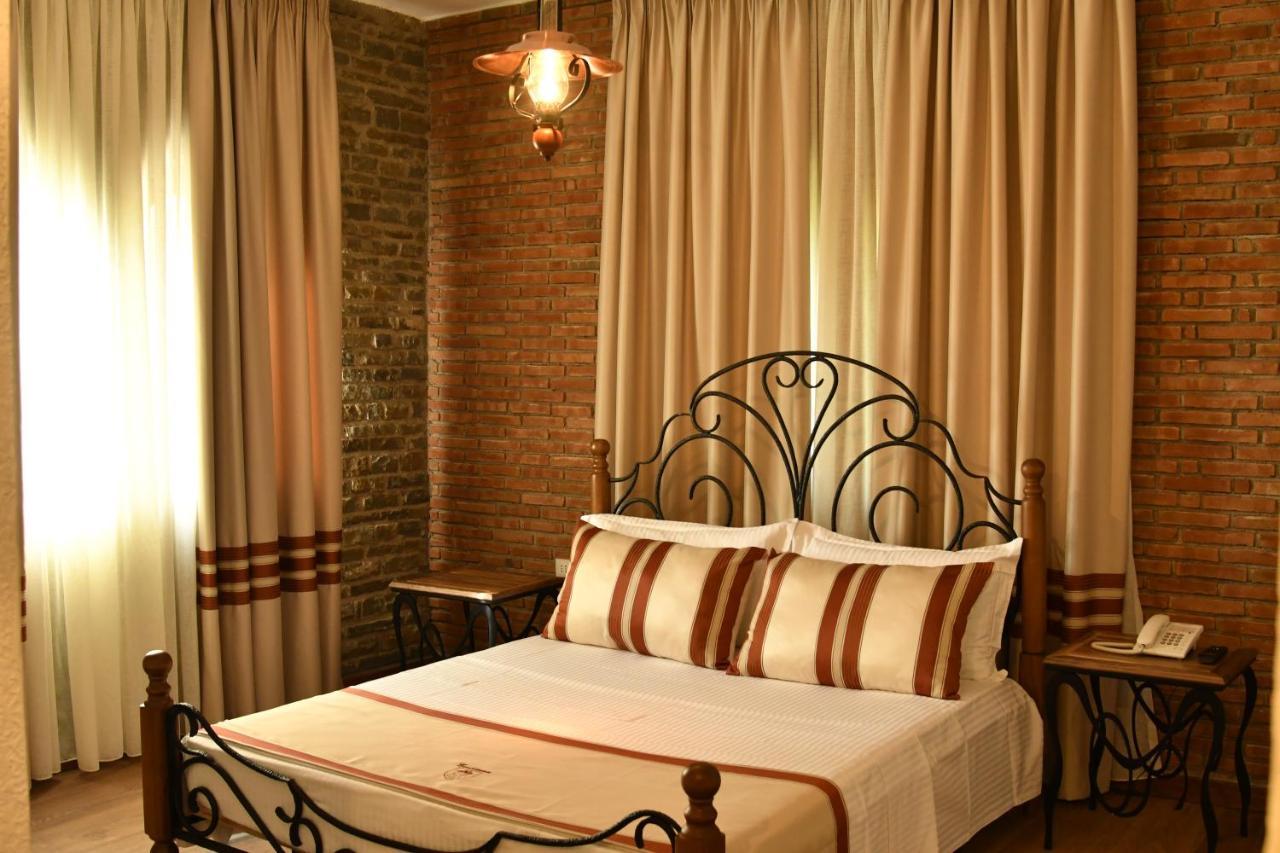 Hotel Restaurant Emblema Petrele Ngoại thất bức ảnh