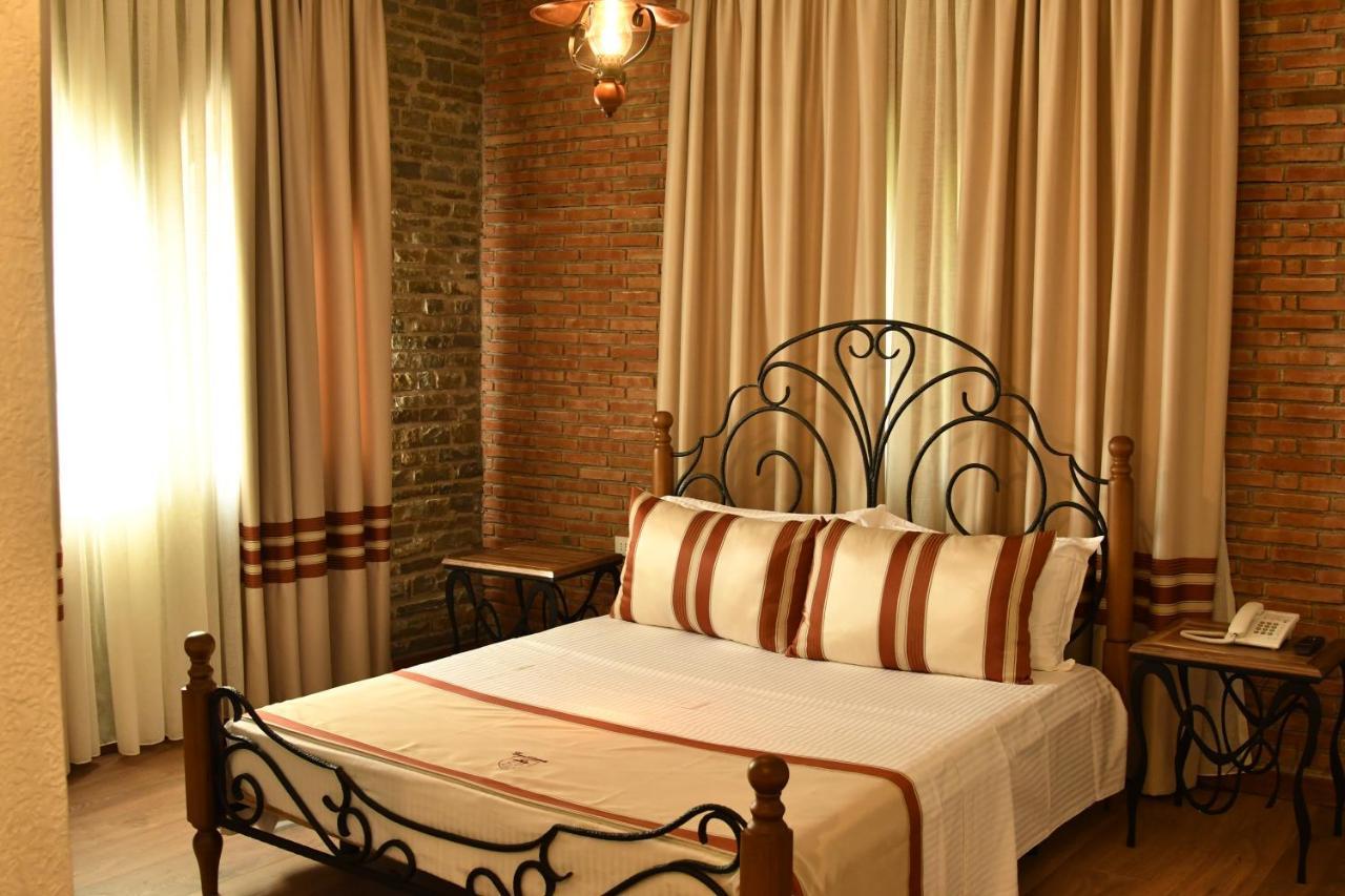 Hotel Restaurant Emblema Petrele Ngoại thất bức ảnh